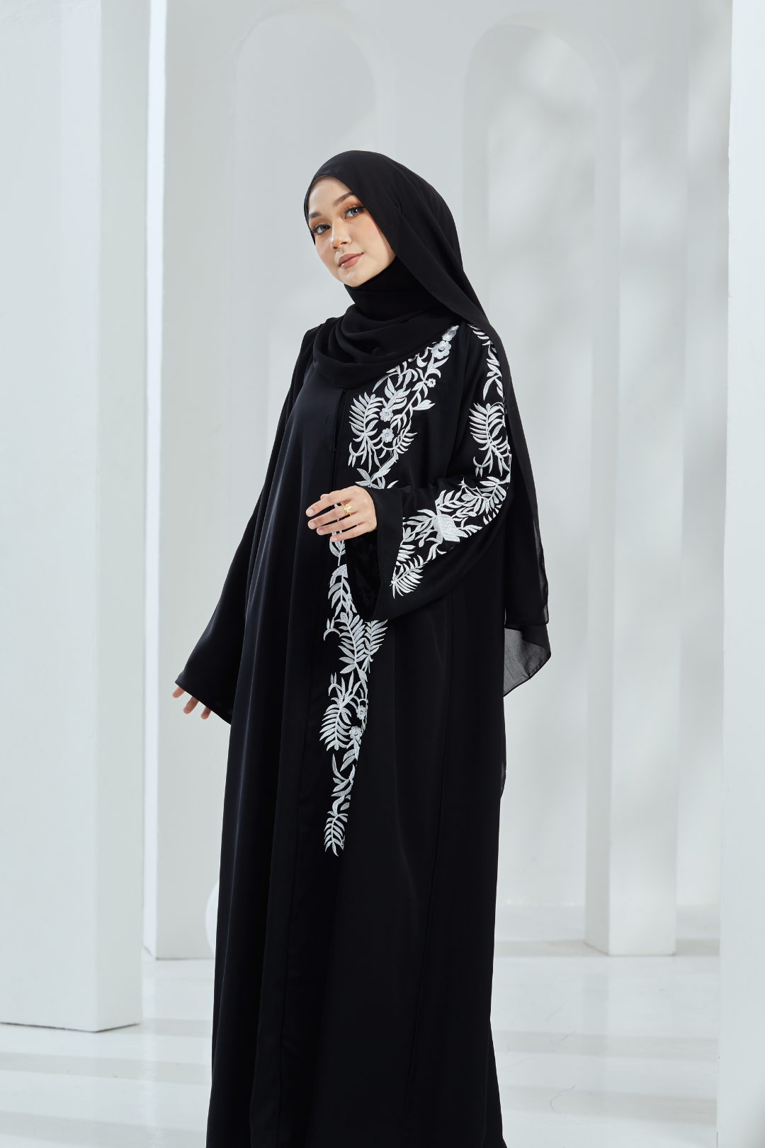 Nawwar Abaya in Black