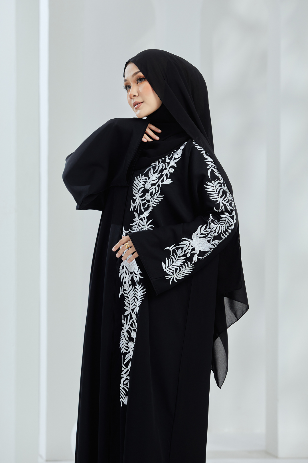 Nawwar Abaya in Black