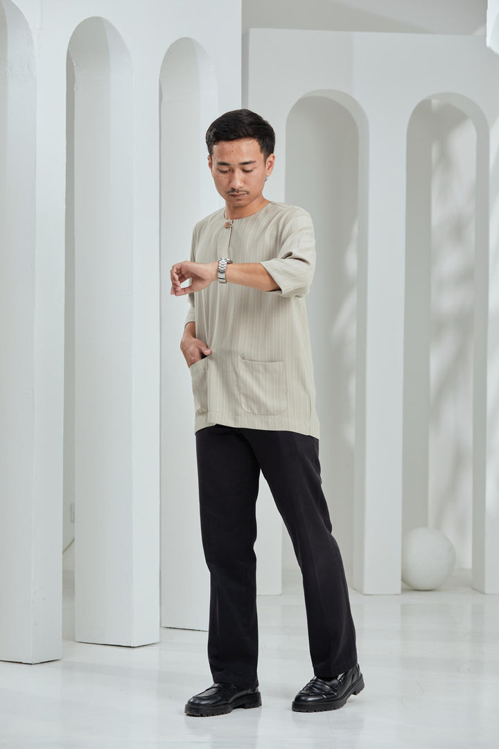 ARNA : Kurta Bayu in Khaki