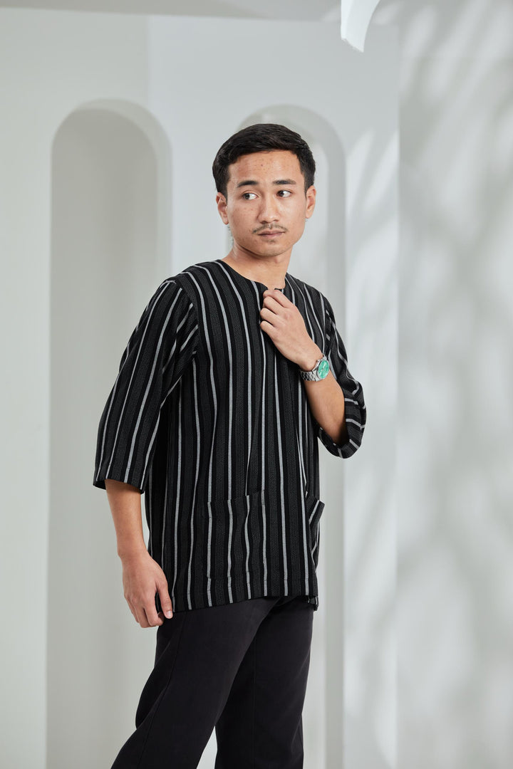ARNA : Kurta Bayu in Black Stripe