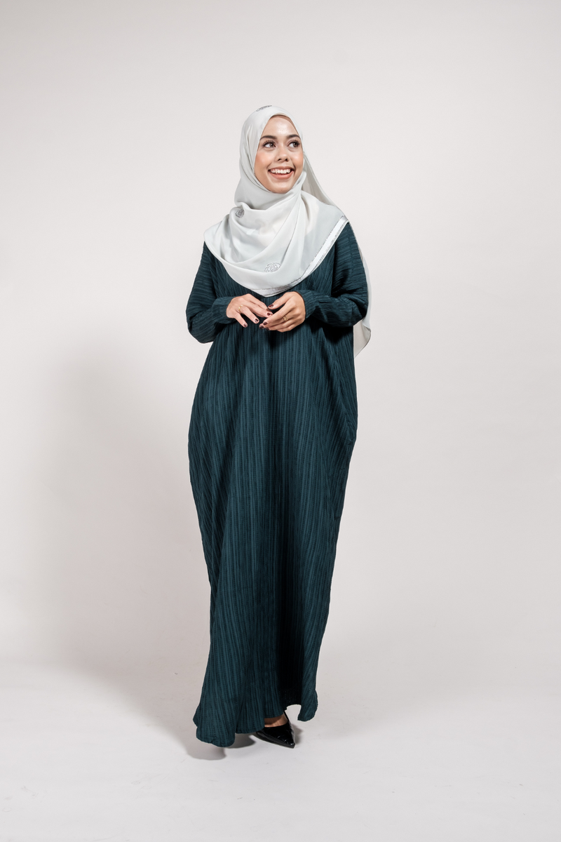 Singapore Muslimah model in batwing modest nursing-friendly kaftan with pockets