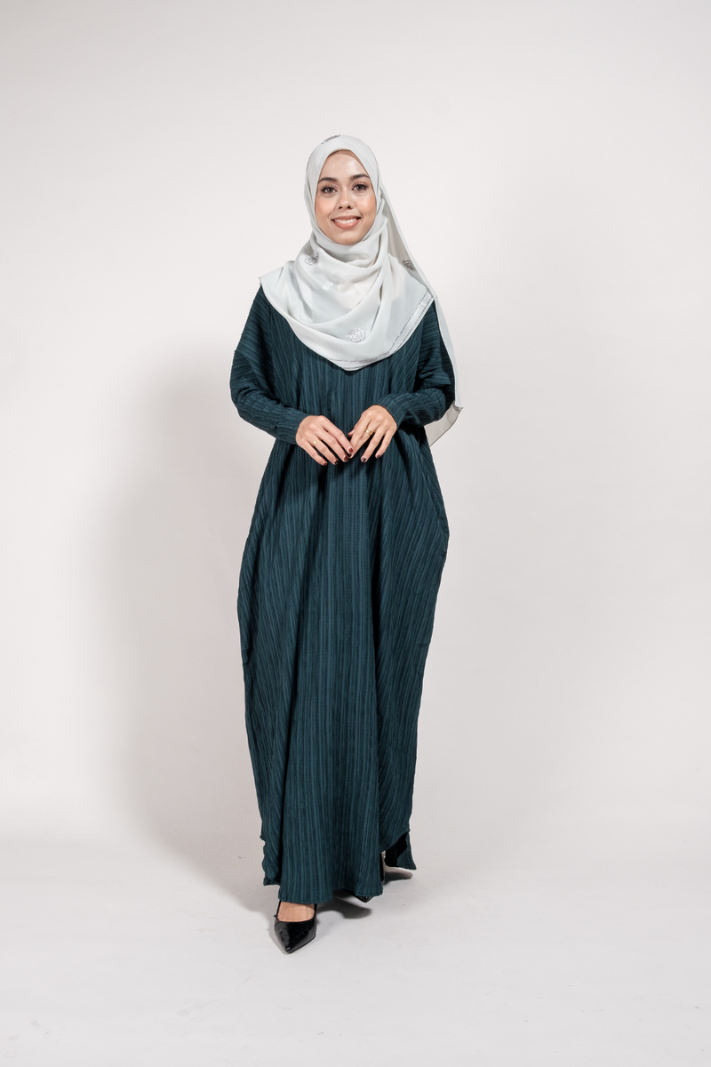 Singapore Muslimah model in batwing modest nursing-friendly kaftan with pockets