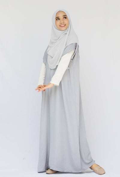 Muslim Modest Hijabi is wearing relaxed shortsleeve crinkle silk inner for abaya in grey.