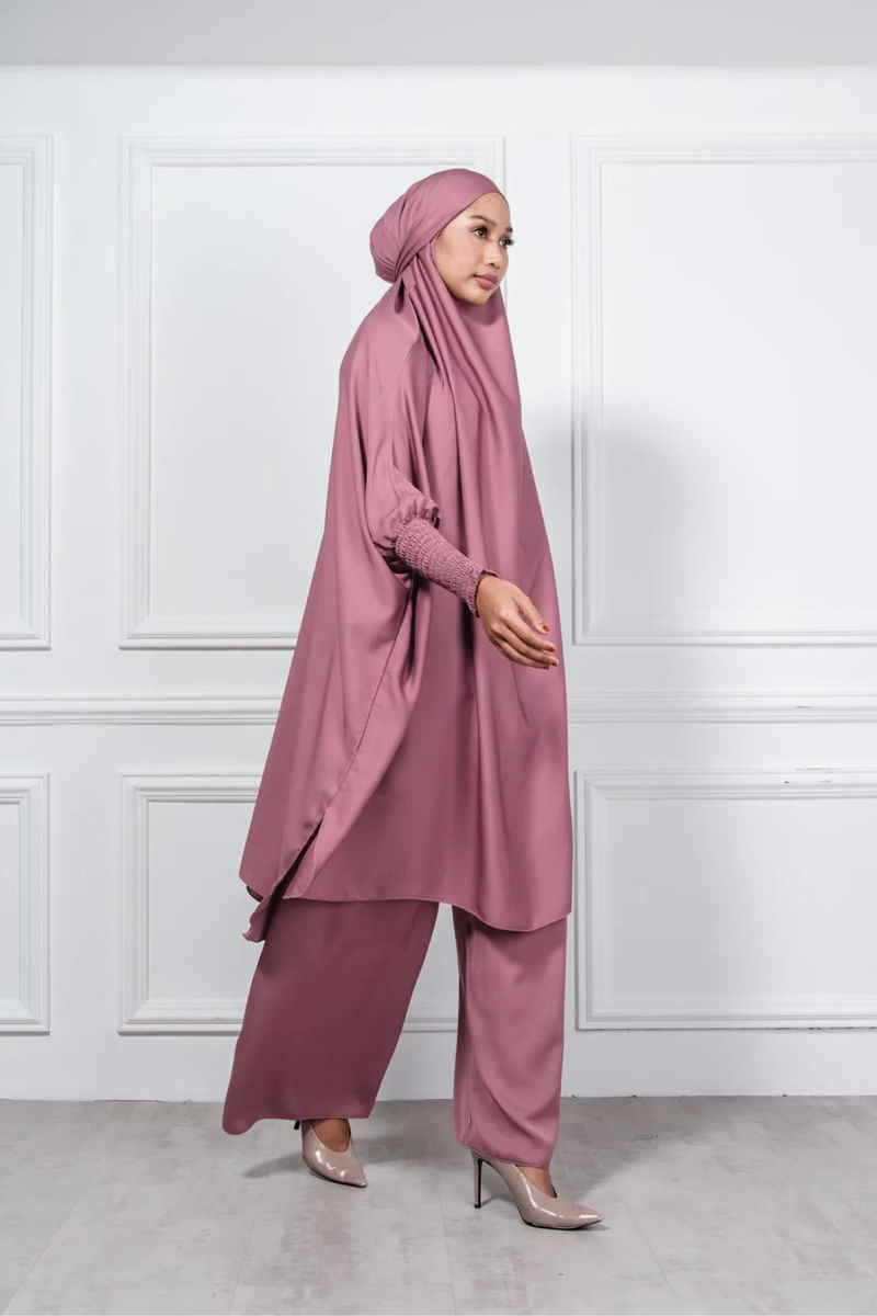 Singapore Muslimah model wearing Jilbab pants set. The Jilbab Pants Set is made with Nidha Fabric, cooling and soft. Perfect for umrah or to be used as a prayer wear. Smock sleeves with hidden zip allows for ease of wudhu. 